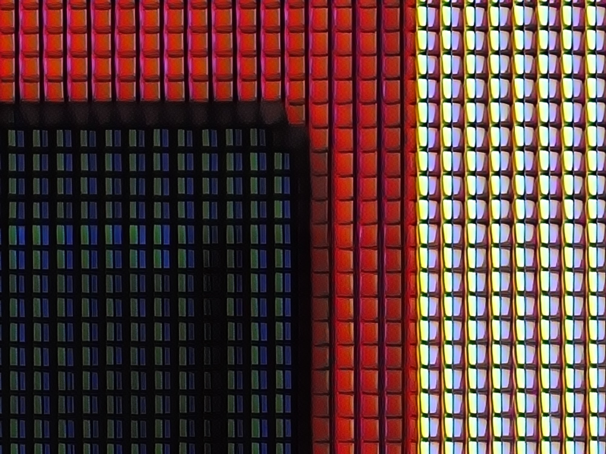 Мощный телеобъектив. А это, как бонус, зум 120х, если направить камеру на экран монитора с расстояния примерно 20 сантиметров. Фото.