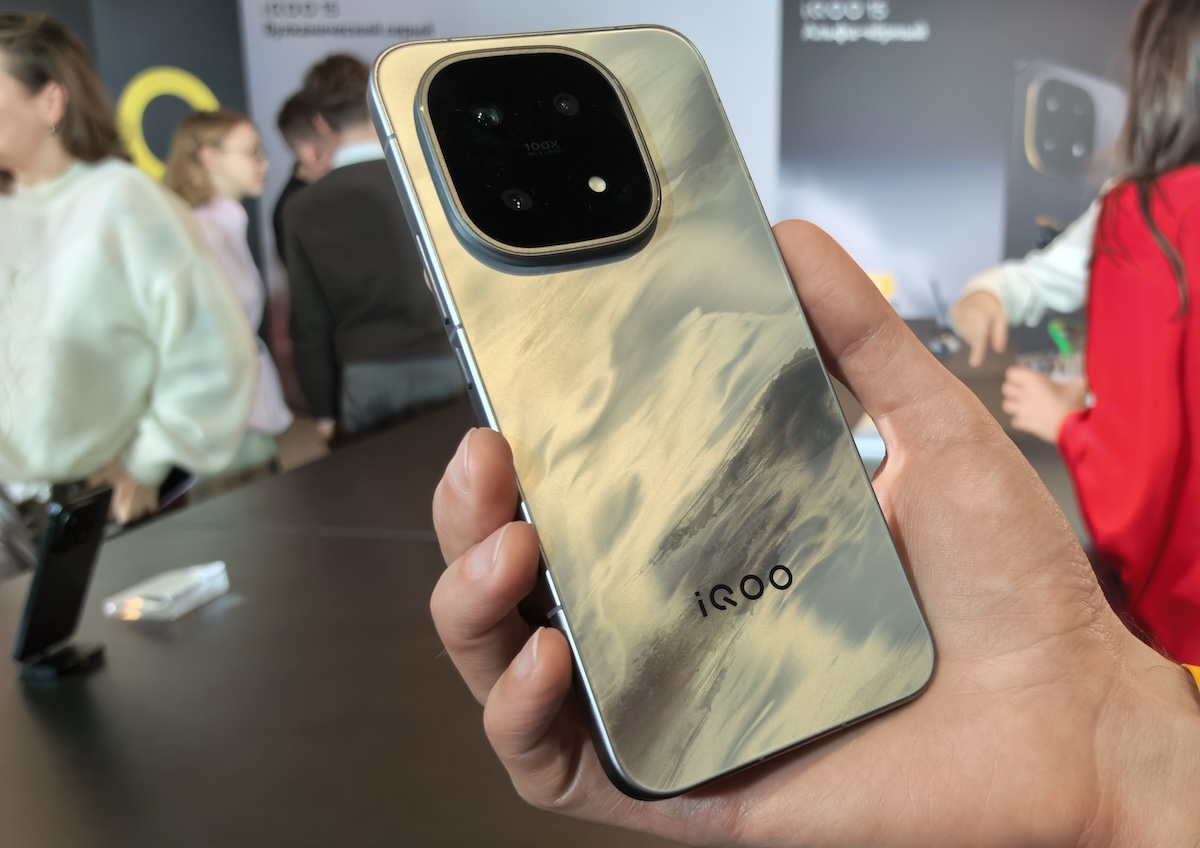 Смартфон с батареей на 7000 мАч. Такой задник интереснее, чем обычный черный. Смартфон с батареей на 7000 мАч. Такой задник интереснее, чем обычный черный. Фото.