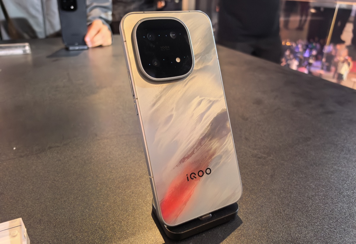 Какая камера в iQOO 15. Под некоторым углом начинает проявляться такой узор и оттенки. Какая камера в iQOO 15. Под некоторым углом начинает проявляться такой узор и оттенки. Фото.