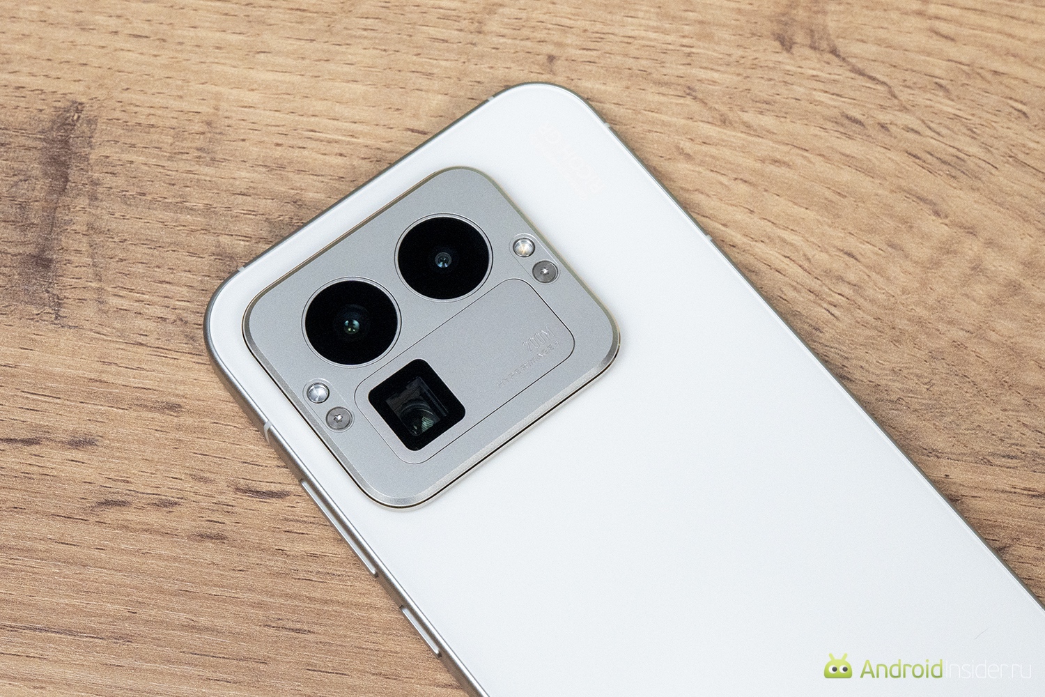 На что ещё стоит обратить внимание при покупке realme GT 8 Pro. Съемный модуль не вредит влагозащите. Фото.