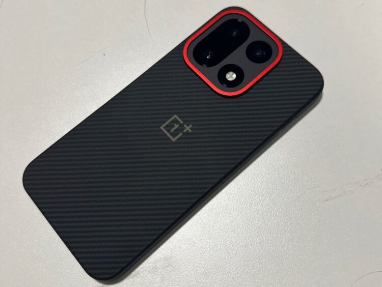 OnePlus или iPhone — что лучше. Смартфон в оригинальном чехле в стиле Pitaka выглядит потрясно! Фото.