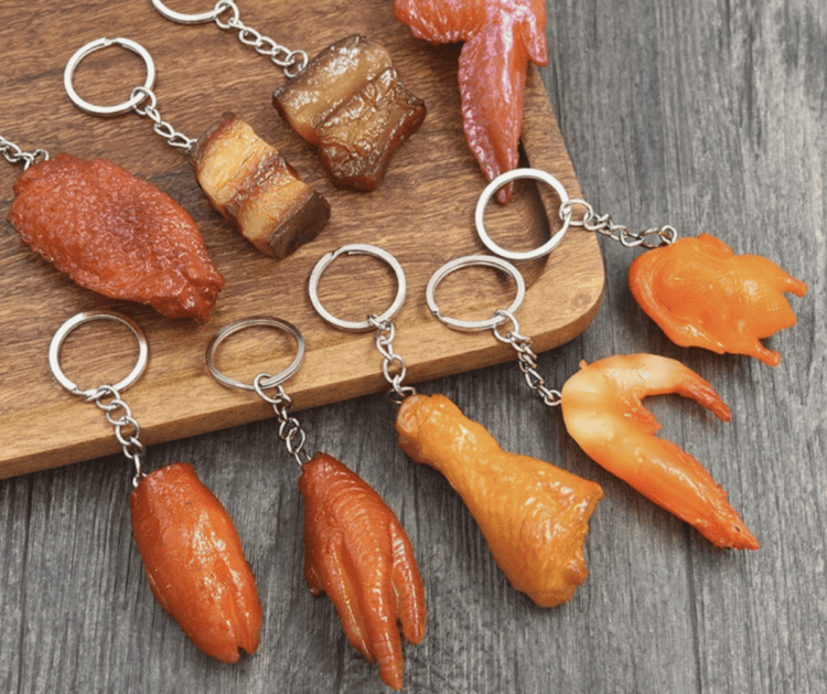 Брелок-имитация в виде мяса и другой еды. Изображение: AliExpress. Фото.