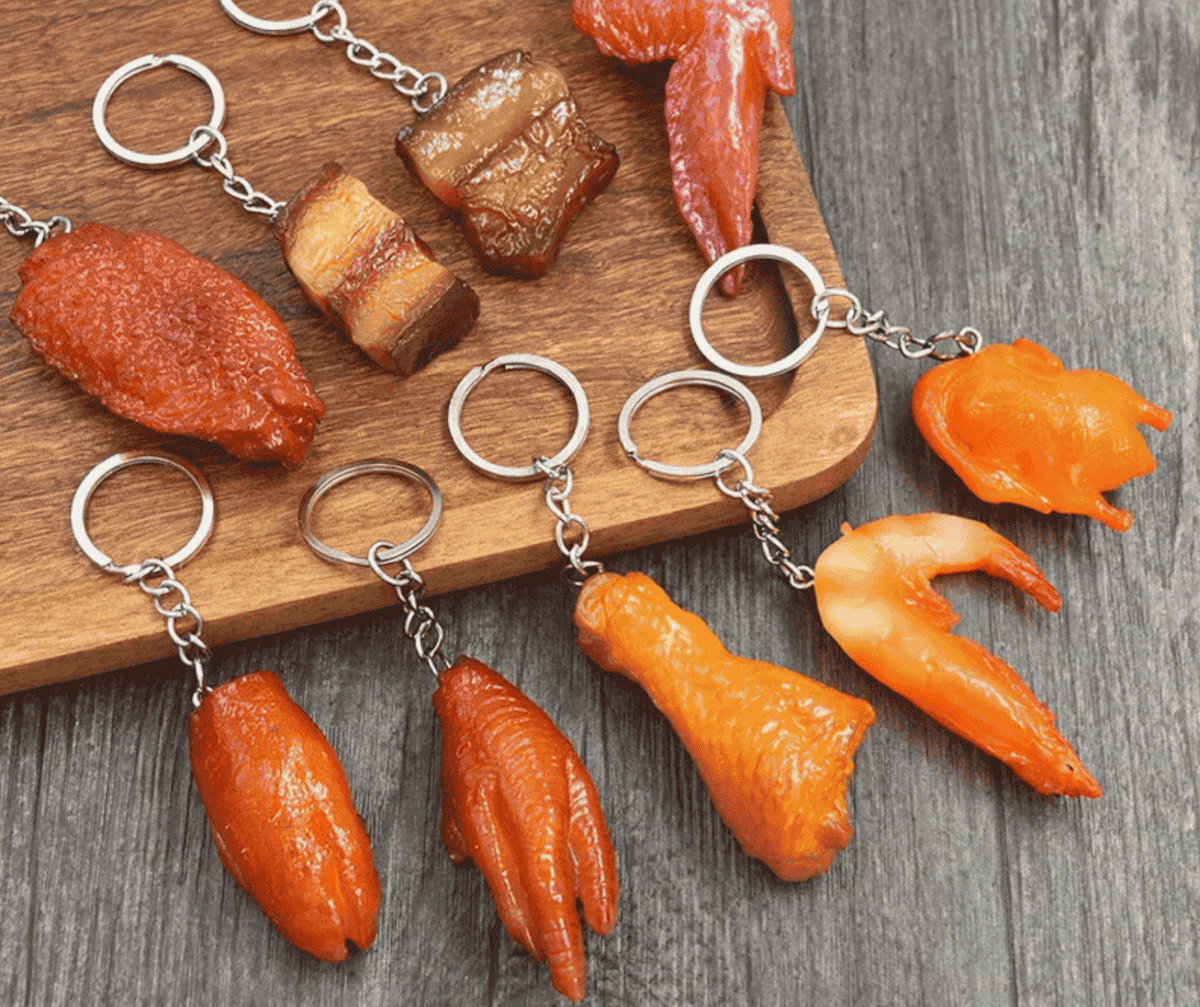 Брелок-имитация в виде мяса и другой еды. Изображение: AliExpress. Фото.