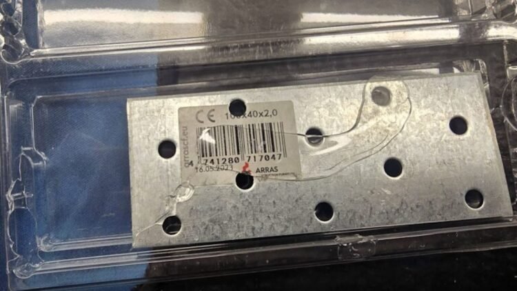 Как устроена схема поддельной DDR5-памяти. Для придания упаковке веса, внутри лежал утяжелитель. Изображение: videocardz. Фото.