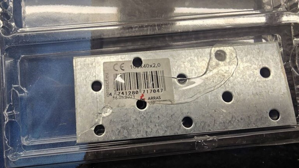 Как устроена схема поддельной DDR5-памяти. Для придания упаковке веса, внутри лежал утяжелитель. Изображение: videocardz. Фото.