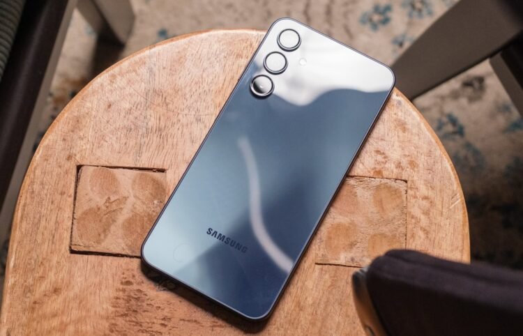 Samsung Galaxy A16 5G — максимум за минимальные деньги. Samsung Galaxy A16 5G точно станет дороже в новом поколении. Изображение: Android Authority. Фото.