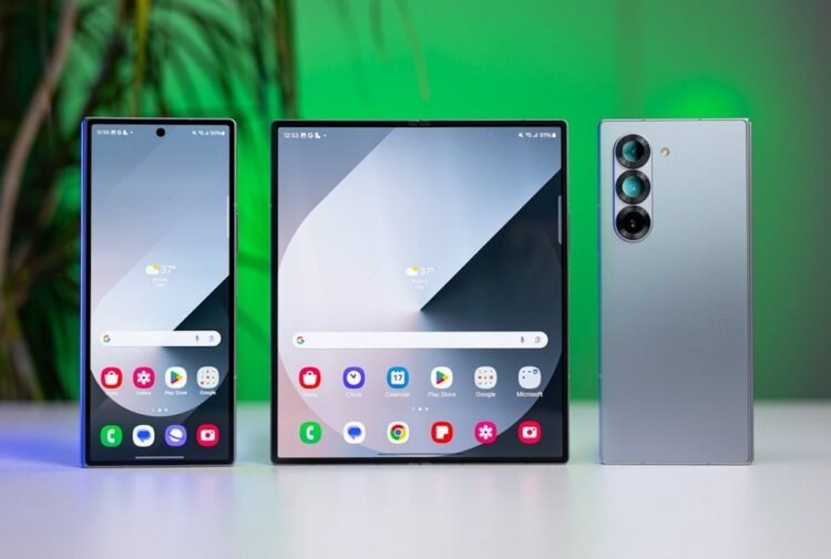 Samsung Galaxy Z Fold 7: cамый популярный складной смартфон. Узкий внешний экран — не самое удобное решение. Изображение: The GEEK. Samsung Galaxy Z Fold 7: cамый популярный складной смартфон. Узкий внешний экран — не самое удобное решение. Изображение: The GEEK. Фото.