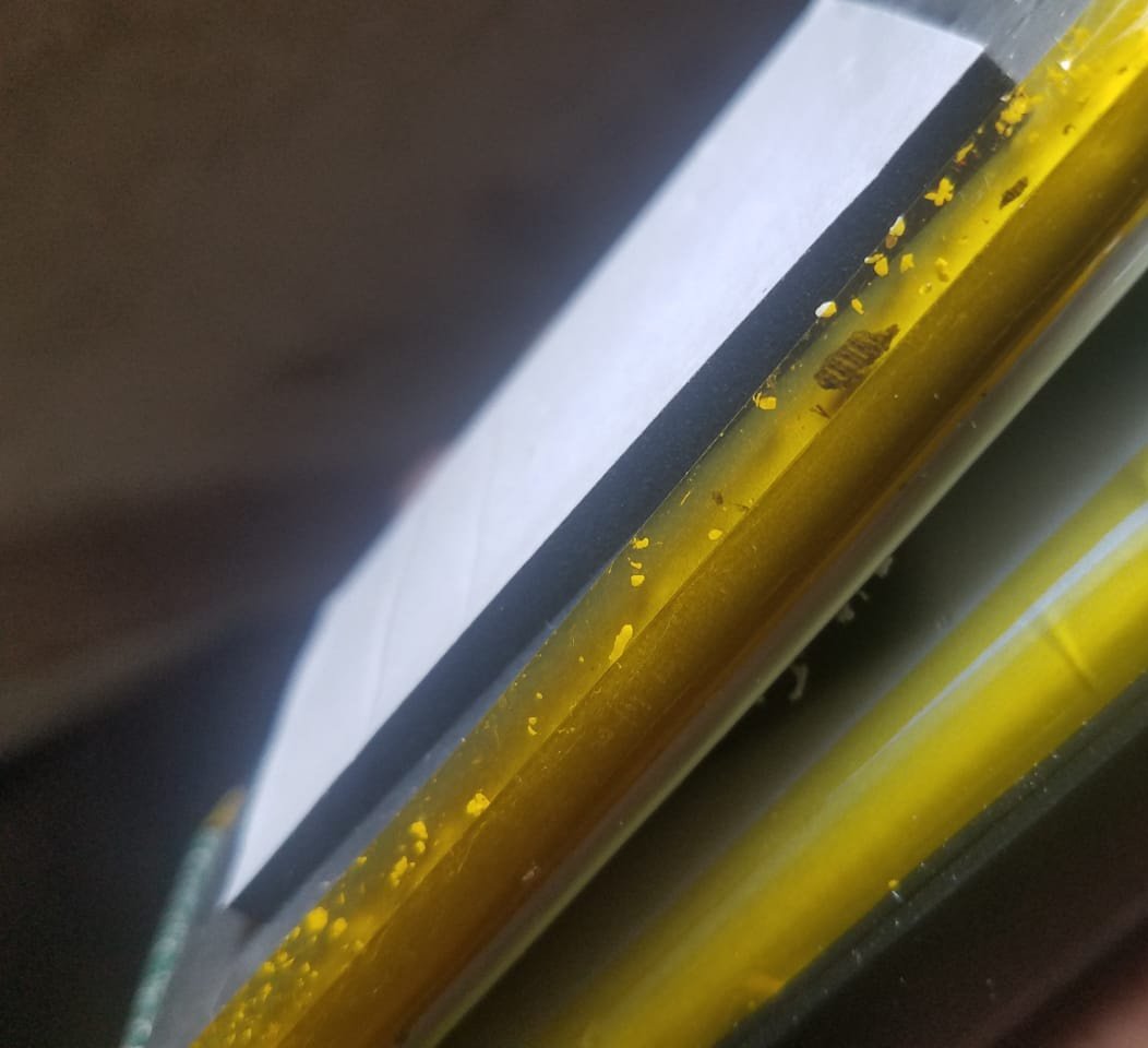 Почему в смартфоны устанавливают относительно небольшие батареи. Батарейка из кремния и углерода. Многослойная — склонна к перегреву, разбуханию и возгоранию. Изображение: X. Фото.