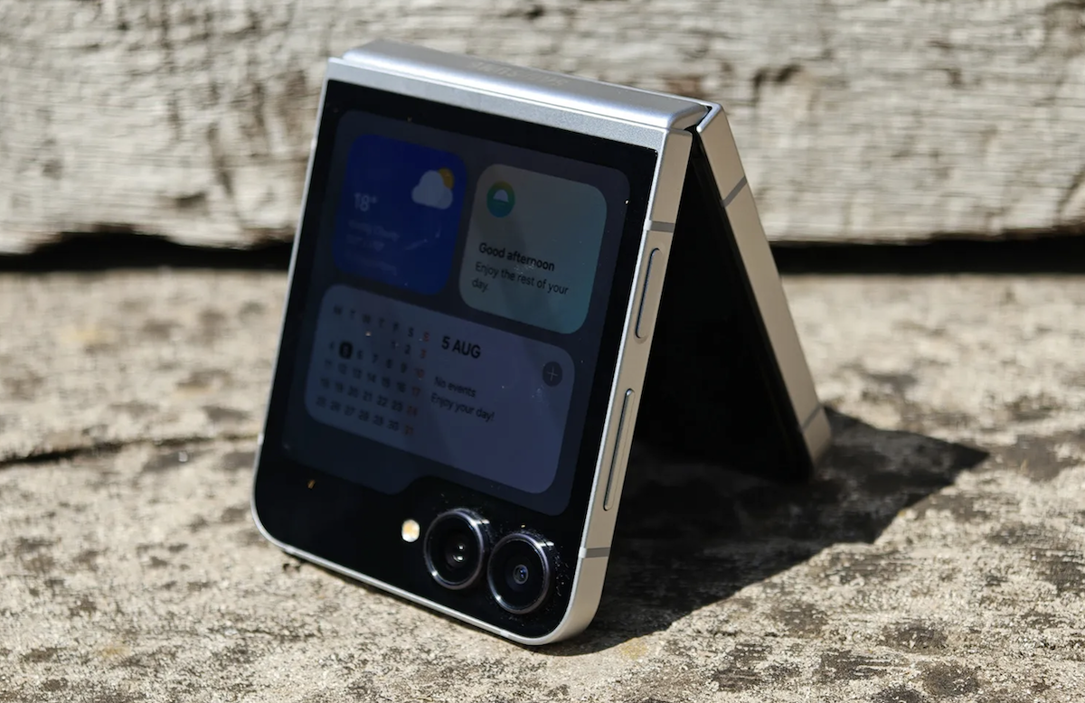 Samsung Galaxy Z Flip 7 FE — слишком бюджетный. Samsung Galaxy Z Flip 7 FE. Изображение: DGL.RU. Фото.