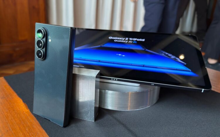 Недостатки Samsung Galaxy Z Trifold. К сожалению, смартфон достаточно проблемный и дорогой. Фото: hardwarezone.com. Фото.