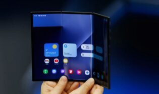 Рассказываем, чем отличается Galaxy Trifold от остальных складных смартфонов Samsung. Фото: bloomberg.com
