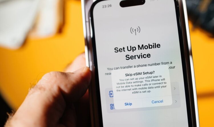 eSIM на айфоне. На рынке становится все больше iPhone с eSIM, и если это iPhone 17, то имеет смысл выбрать именно такую версию. Будьте готовы к замене SIM. Изображение: ye-sim.app. Фото.