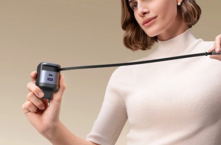 Зарядка UGREEN со встроенным кабелем. Компактная зарядка со встроенным кабелем. Фото.