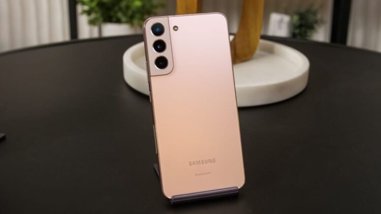 Какие смартфоны Samsung не получат Android 17. Galaxy S22 переходит на получение обновлений безопасности. Фото: cnet.com. Фото.