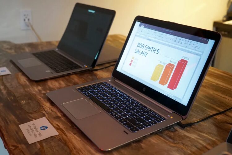 Как работает «антишпион». Со включенным режимом сужения углов обзора списать что-то секретное уже не получится. Изображение: windowscentral.com. Фото.