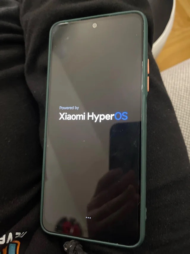 Кому лучше не обновляться до HyperOS 3. Если загрузка долго висит на таком логотипе, значит у вас бутлуп. Изображение: Reddit. Фото.