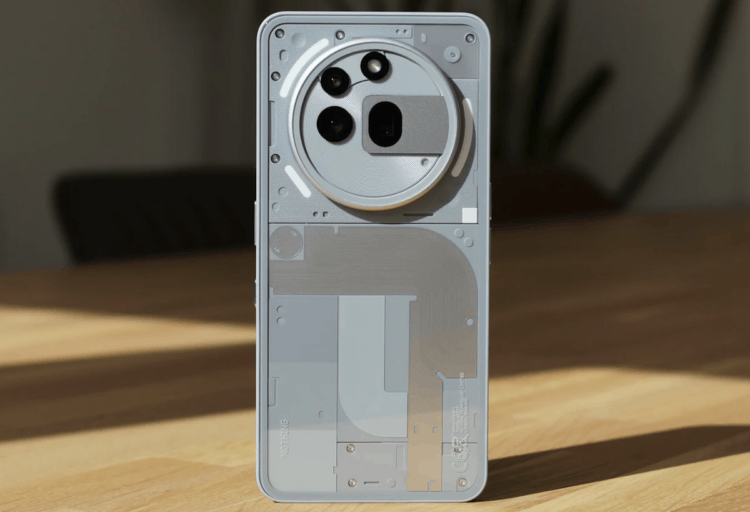 Nothing Phone 3a Pro — уникальный дизайн и современные технологии. Ну красив же. Изображение: The Guardian. Фото.