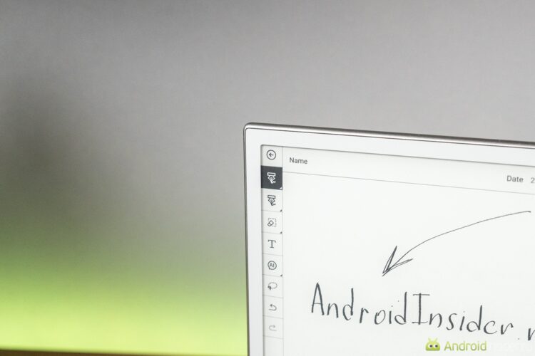 Ридер с качественным экраном. Рамки великоваты, но в таком устройстве это нормально. Фото.