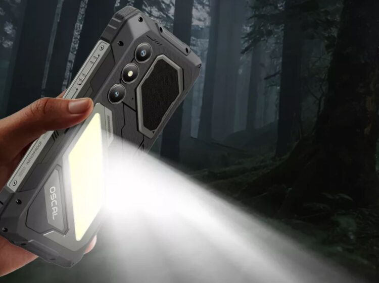 Какой телефон с мощной батареей купить. У смартфона нереально мощный фонарик. Фото.