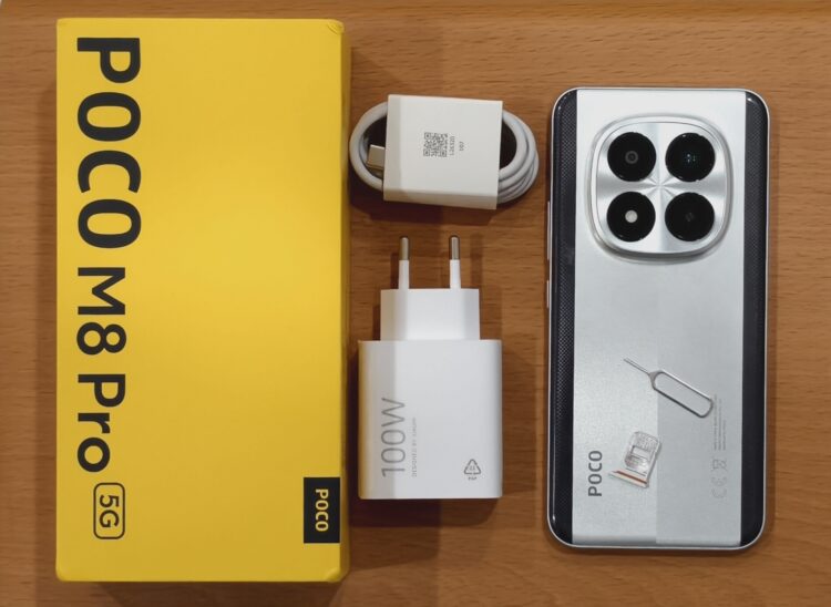 Обзор смартфона POCO M8 Pro. Комплект у смартфона традиционно богатый. Фото.