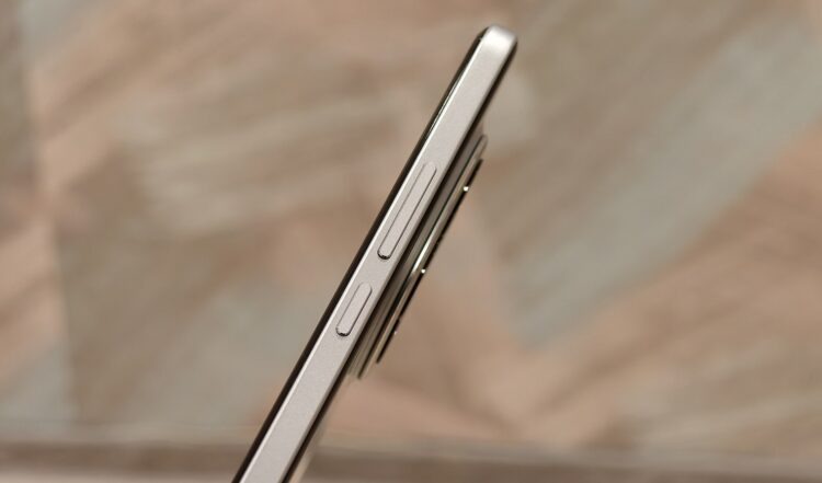 Обзор смартфона POCO M8 Pro. Корпус смартфона целиком выполнен из пластика. Фото.