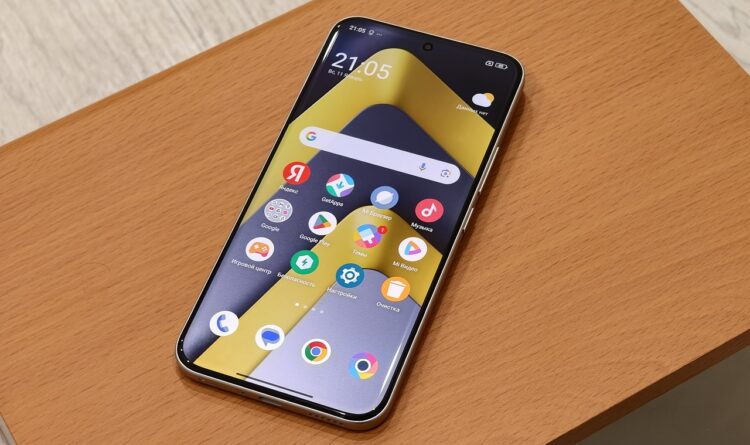 POCO M8 Pro — смартфон с большим экраном. Экран большой и с небольшими изгибами по краям. Фото.