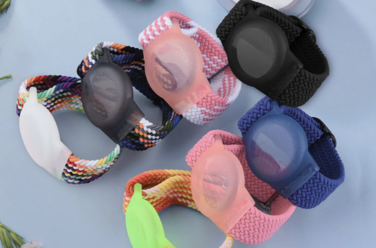 Браслет для AirTag детский в разных расцветках. Изображение: AliExpress. Фото.