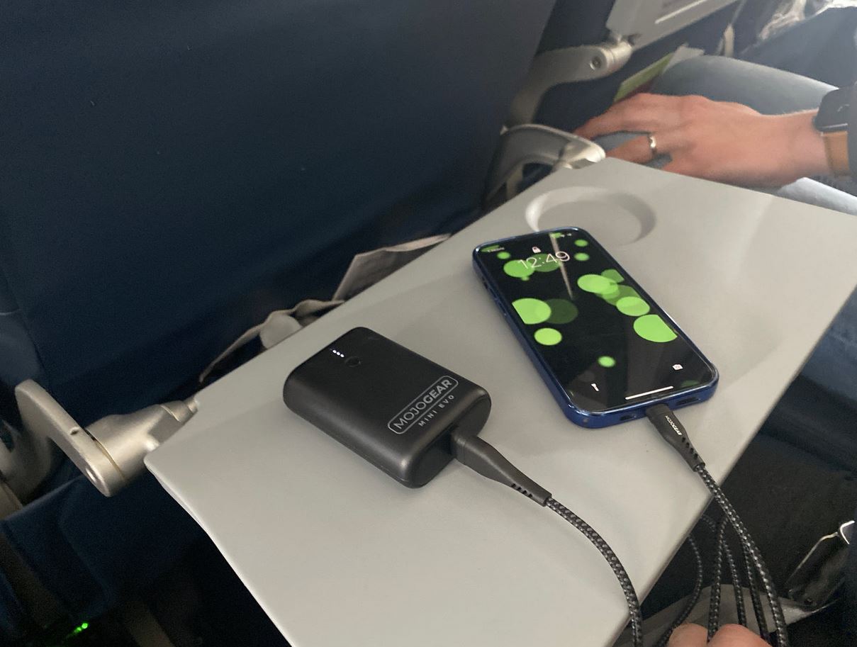 Можно ли пользоваться повербанком в самолете. Согласно новым требованиям портативкой можно пользоваться только во время полета. Фото: mojogear.eu. Фото.