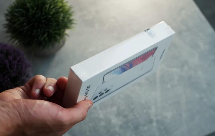 Цена Samsung и комплект поставки. Типичная упаковка смартфона Samsung. Источник: ishoppers — обзоры от Саныча. Фото.