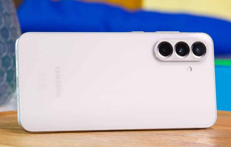 Что лучше, Galaxy A или Galaxy S. Даже недорогие смартфоны Samsung стали лучше некоторых моделей флагманской линейки. Не во всем. но во многом. Изображение: DGL.RU. Фото.