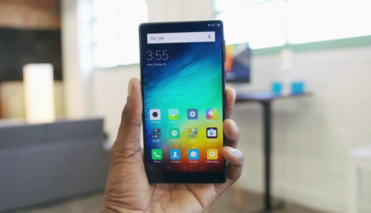 Какими были смартфоны в 2016 году. Таким был безрамочный Xiaomi Mi Mix. Изображение: Marques Brownlee. Фото.
