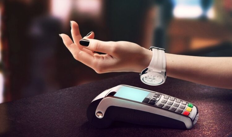 Бесконтактная оплата часами. Как одними, так и другими часами можно платить бесконтактно. Бесконтактная оплата часами. Как одними, так и другими часами можно платить бесконтактно. Фото.