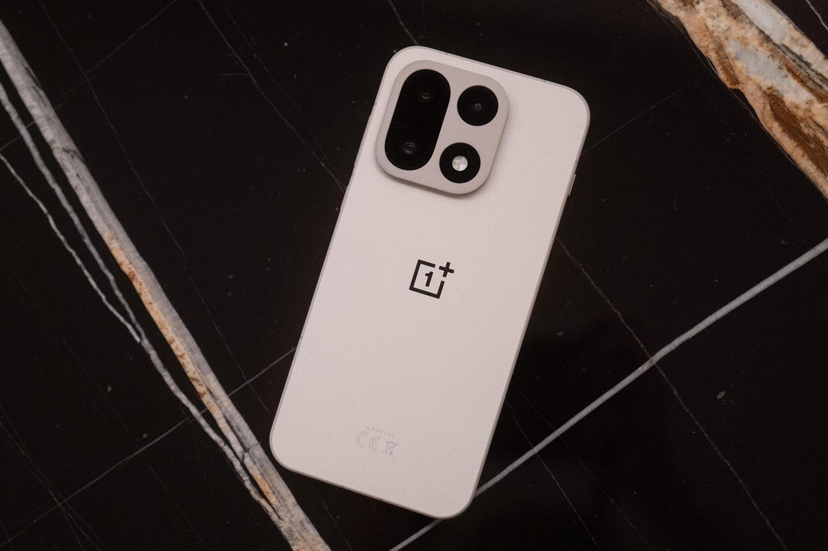 Что важнее всего в смартфоне. Такие производители, как OnePlus 15 готовы экспериментировать намного больше, ем остальные. Изображение: cnet.com. Что важнее всего в смартфоне. Такие производители, как OnePlus 15 готовы экспериментировать намного больше, ем остальные. Изображение: cnet.com. Фото.