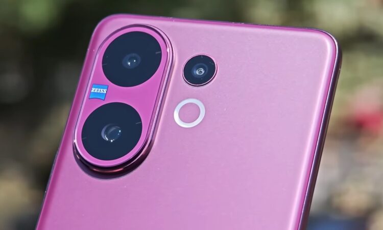 Рейтинг недорогих камерофонов 2026 года. Какой смартфон с хорошей камерой купить и почему. Обзор недорогих смартфонов с крутой камерой. Изображение: JuanBagnell. Фото.