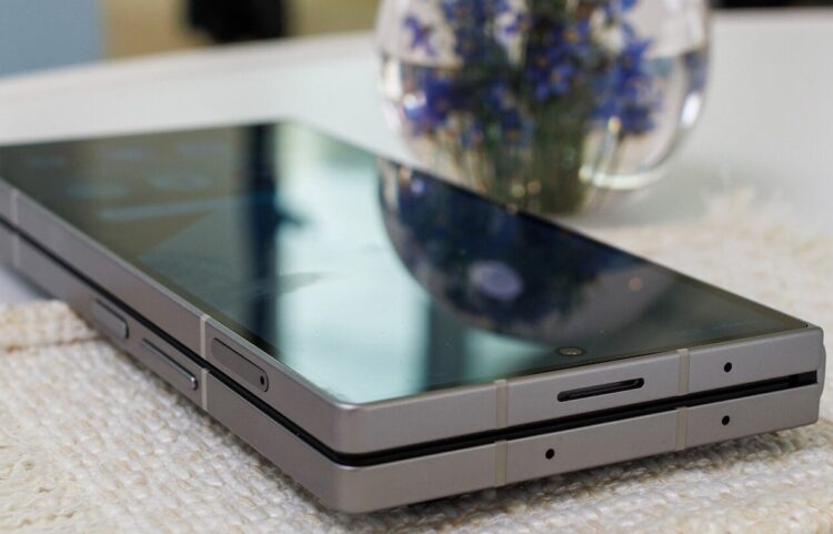 Теперь можно будет смело покупать складные смартфоны: они не сломаются. Складные телефон могут начать меньше ломаться с новой функцией, которую готовит Samsung. Изображение: Notebookcheck. Фото.