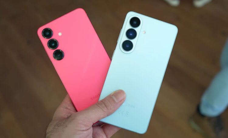 Разница между Galaxy S25 и Galaxy S26. Отличия нового смартфона (справа) и старого (слева) минимальны. Изображение: Techmo. Фото.