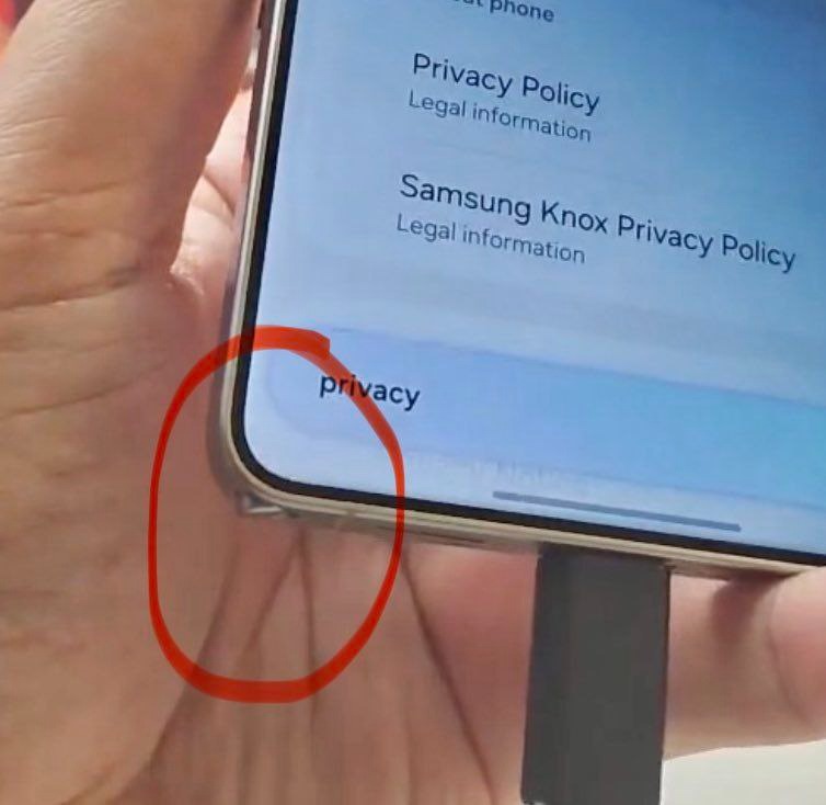 У S Pen есть свои особенности. Например, если вставить стилус не той стороной, то он будет торчать. Изображение: Лысый из МТ. Фото.