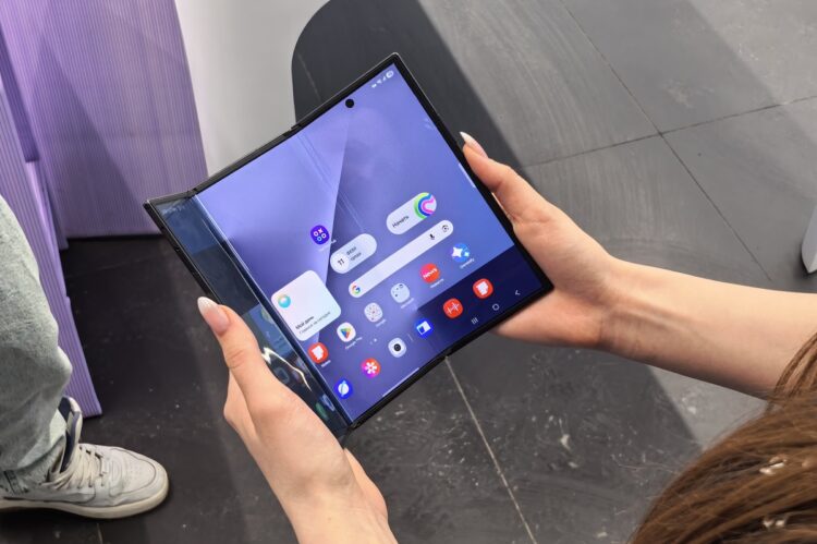 Первые реальные пользователи Galaxy Z TriFold жалуются, что он часто ломается. Как любая новая технология, эта может давать сбой. Фото.