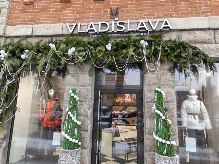 Камера в Infinix Note Edge. Где-то еще остались новогодние украшения. Фото.