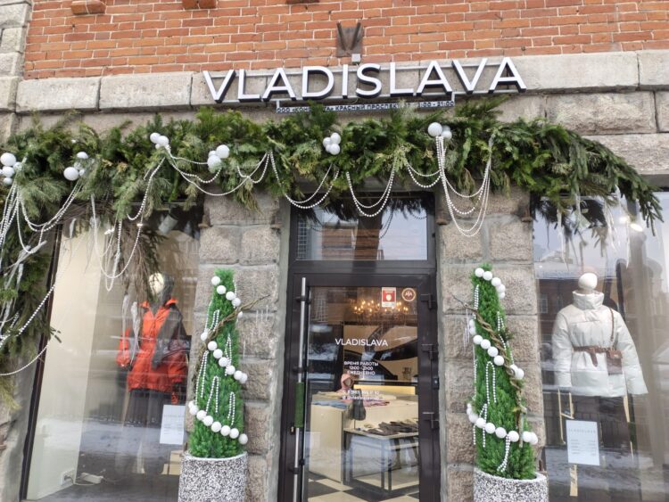 Где-то еще остались новогодние украшения. Фото.