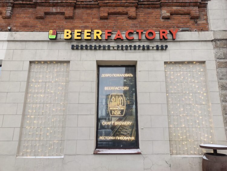 С вывесками справляется на отлично. Фото.