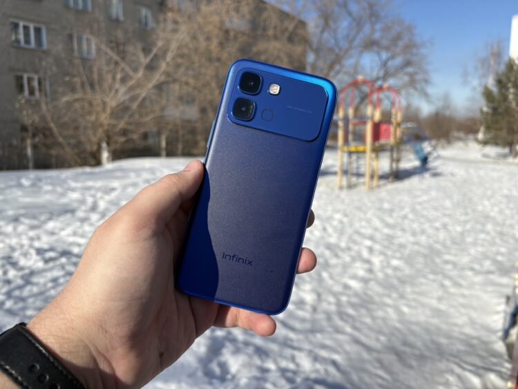 Как выглядит Infinix Note Edge. Держим под таким углом, получаем темно-синий. Фото.