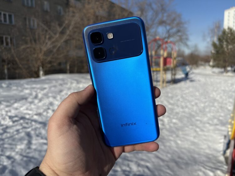 Как выглядит Infinix Note Edge. Немного наклоняем, и у нас светлый аппарат. Фото.