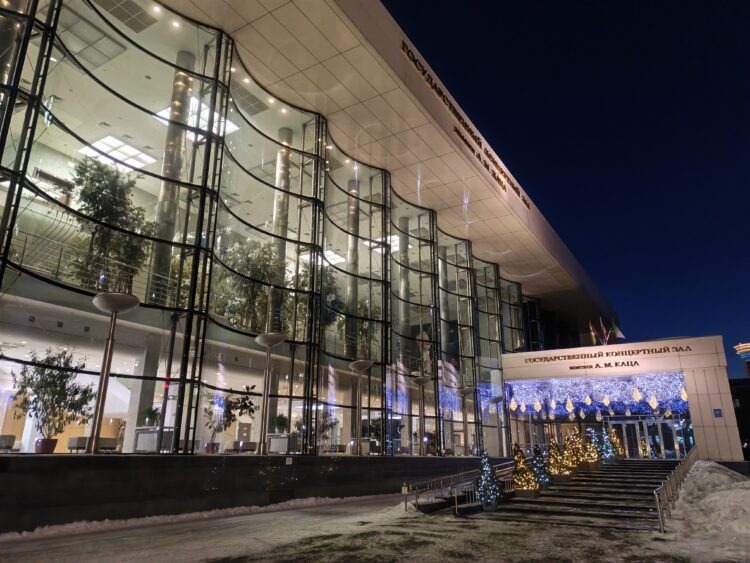 Камера в Infinix Note Edge. Текст на здании получился мыльным. Фото.