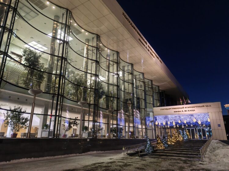 Текст на здании получился мыльным. Фото.