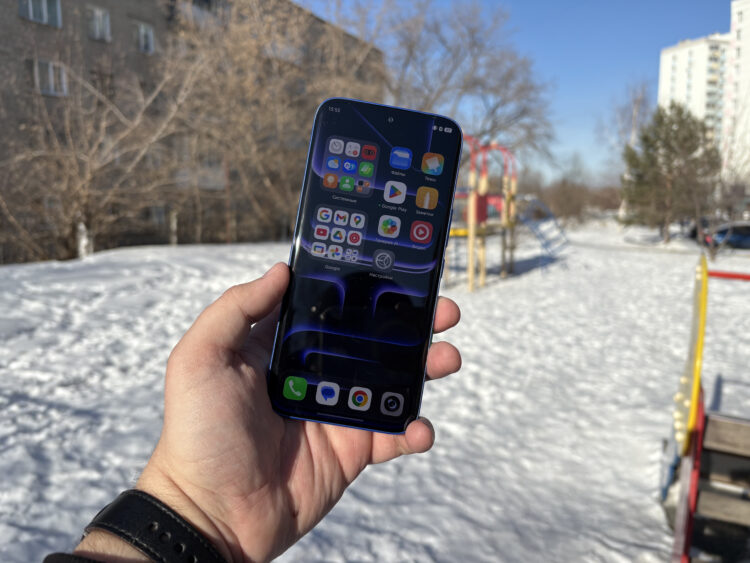 Экран телефона Infinix. Под прямым солнцем всё на экране остается читаемым. Фото.