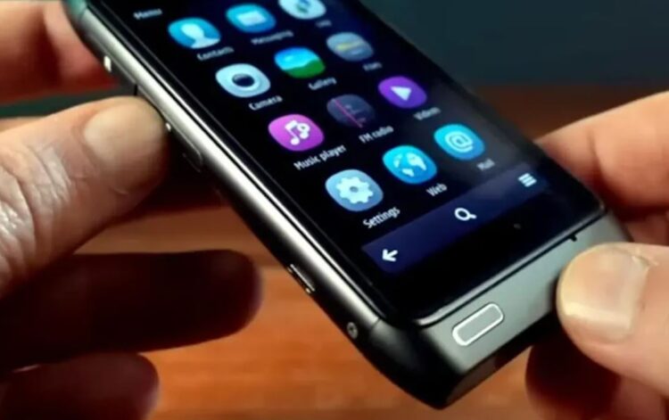 Легендарный Nokia N8 получил вторую жизнь. Вышла новая прошивка. Nokia N8 была популярным смартфоном в свое время. Изображение: Habr.om. Фото.