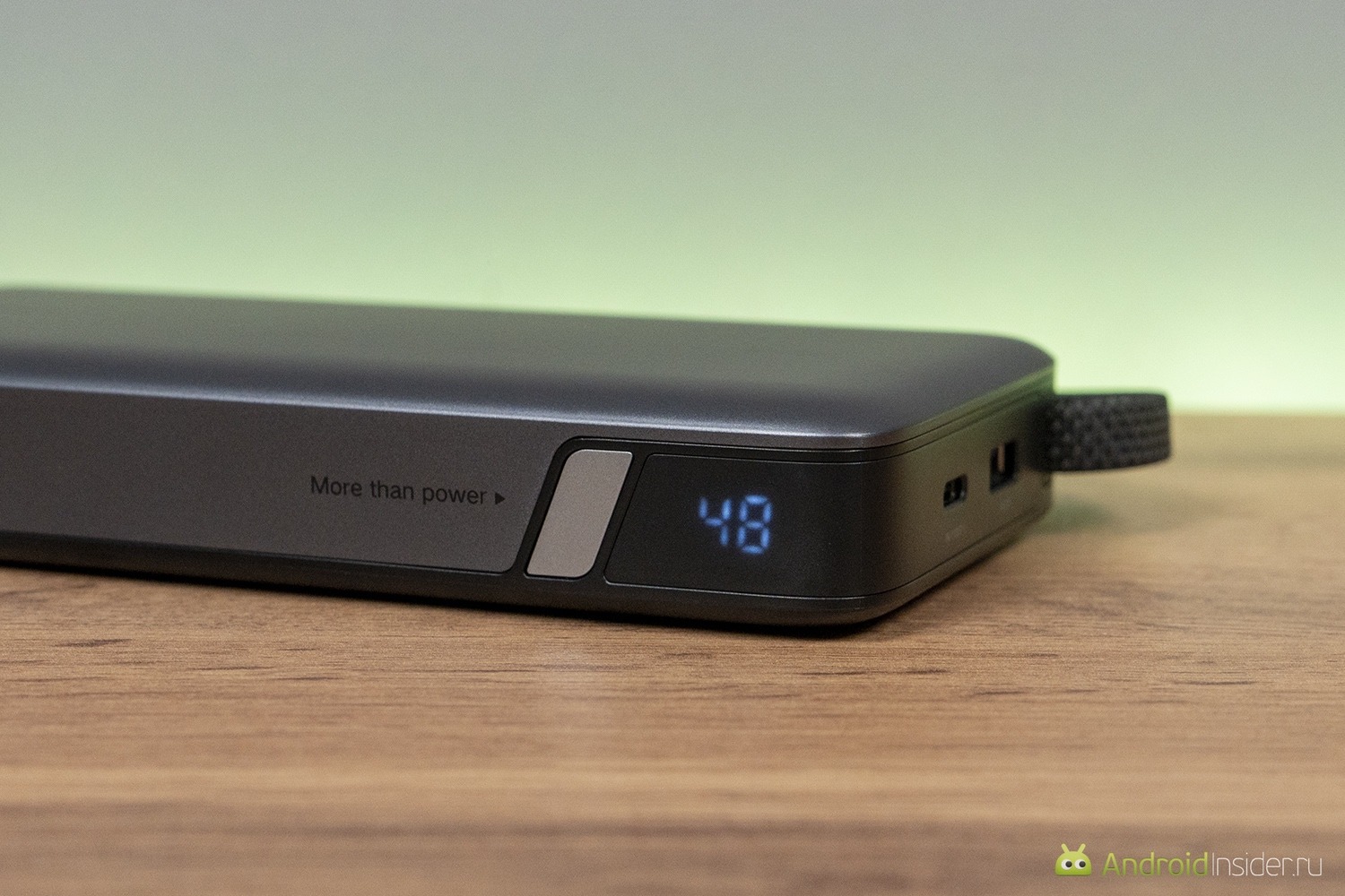 UGREEN Nexode PB552 — внешний аккумулятор для всего. Нажатием кнопки можно включить экран и посмотреть остаток заряда. Фото.