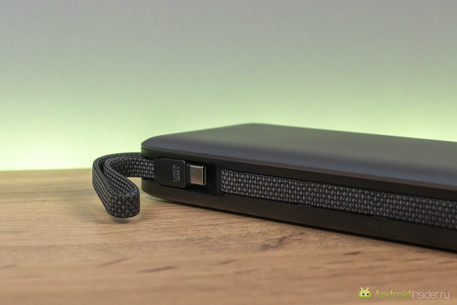 UGREEN Nexode PB552 — внешний аккумулятор для всего. В сложенном состоянии один из кабелей можно использовать как ремешок. Но без фанатизма. Фото.