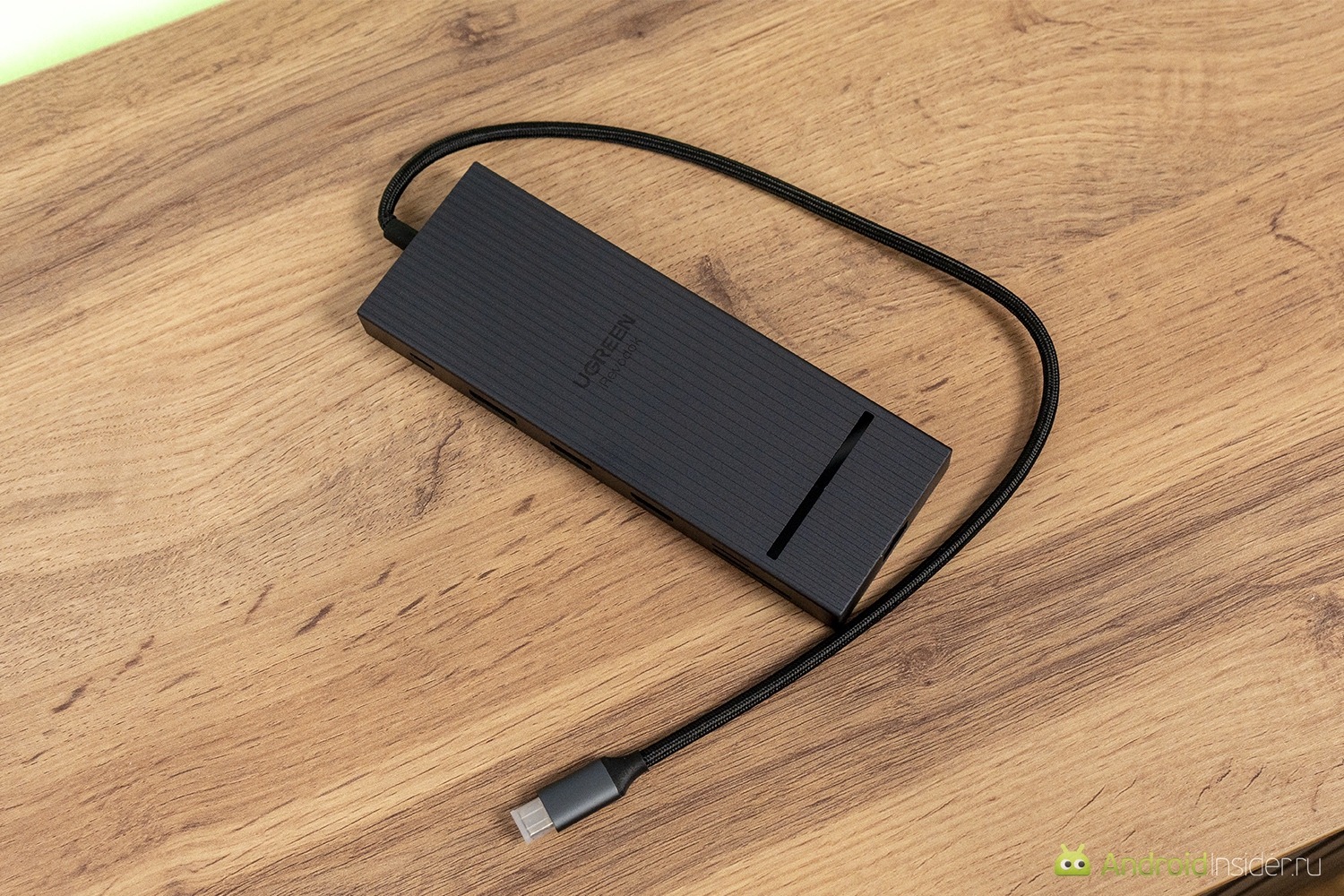 UGREEN Revodok 12-in-1 CM886 — лучший хаб для ноутбука. Корпус металлический. Фото.